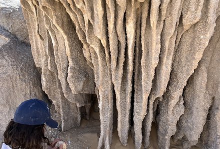 Junge schaut sich Kristalle an in Crystal Mountain - Ägypten Reise mit Kindern