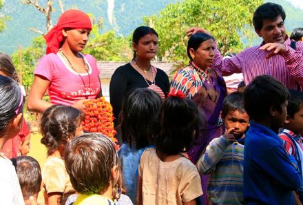 Nepal mit Kindern - Krishna mit Einheimischen