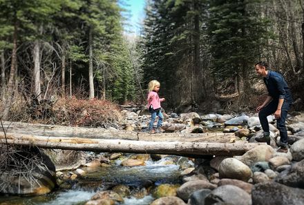 Schweden Familienreise - Schweden for family - Polarkreis - Kind am Wasser - Wanderung