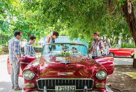 Kuba Familienreise - Kuba for family individuell - Havanna - Familie mit rotem Oldtimer