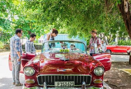 Familienreise Kuba - Kuba Family & Teens - Havanna - Familie mit rotem Oldtimer