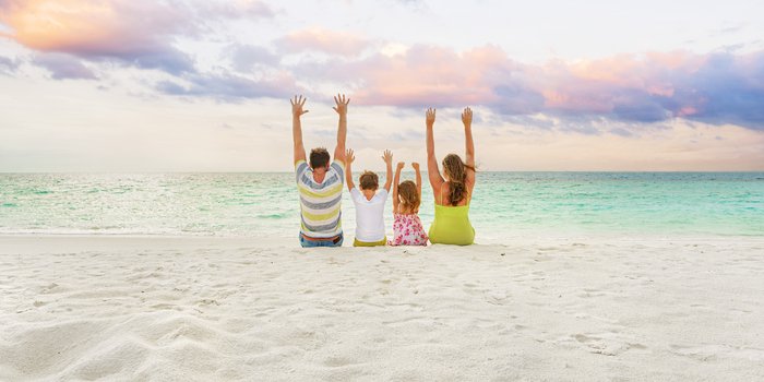 Reiseziele mit Kindern 2024 - Familie am Strand