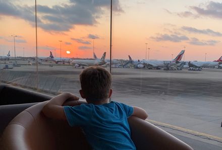 Sri Lanka Familienreise - Sri Lanka Summer for family - Junge schaut aus Fenster zum Flugzeug