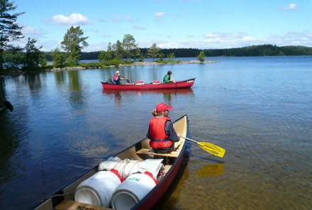 Schweden Urlaub mit Kindern - Familienurlaub Schweden - Kinder und Proviant im Kanu