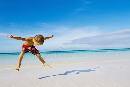 Mexiko Familienreise - Mexiko for family - Junge am Strand in Mexiko