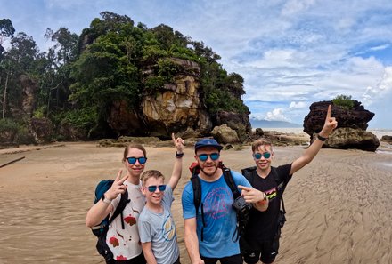 Familienreise Malaysia - Malaysia & Borneo Family & Teens - Familie am Strand im Bako Nationalpark