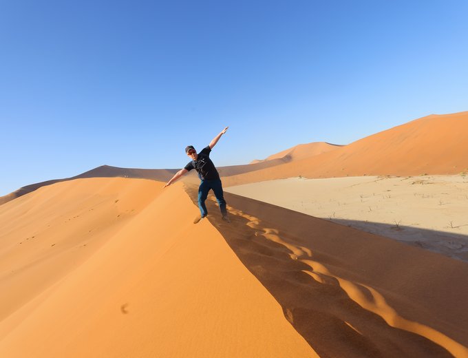 Namibia mit Kindern individuell - Namibia for family individuell Bestpreis - Junge auf der Düne 45