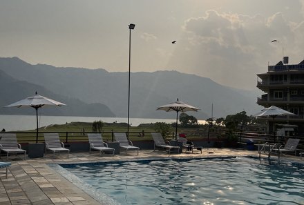 Nepal Familienreisen - Nepal for family - Pokhara Waterfront Hotel - Poolblick auf Berge
