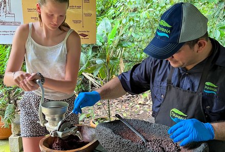 Familienurlaub Costa Rica - Costa Rica Abenteuer Regenwald und Pazifik - Schokotour - La Tirimbina - Mädchen macht Kakao