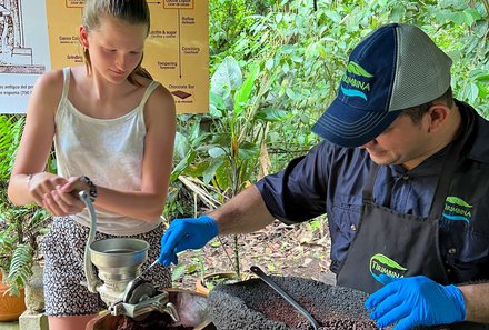 Familienurlaub Costa Rica - Costa Rica Abenteuer Regenwald und Karibik - Schokotour - Mädchen macht Kakao
