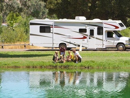 Nordamerika Familienurlaub - Familie übernachtet im Camper