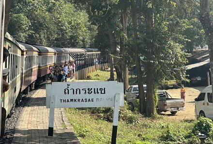 Thailand Familienreisen - Thailand Family & Teens - Death Railway am Bahnsteig