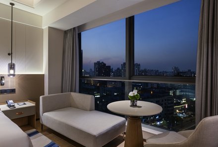 China for family - China Familienreise mit Kindern - Novotel Shanghai Jingan - Sofa mit Aussicht