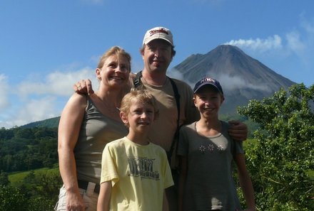Costa Rica Familienreise - Costa Rica Family & Teens individuell - Familie vor Vulkan