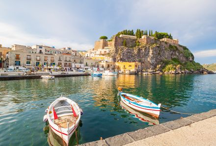Sizilien Familienreise - Lipari zwei kleine Boote am Hafen