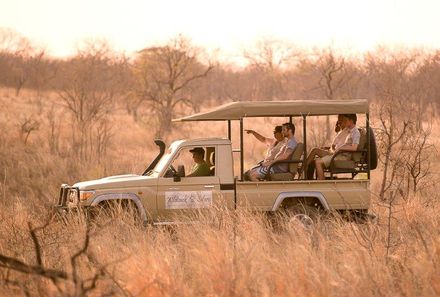 Botswana Familienreise - Botswana for family individuell - Kazuma Forest Reserve - Gruppe sitzt in Jeep