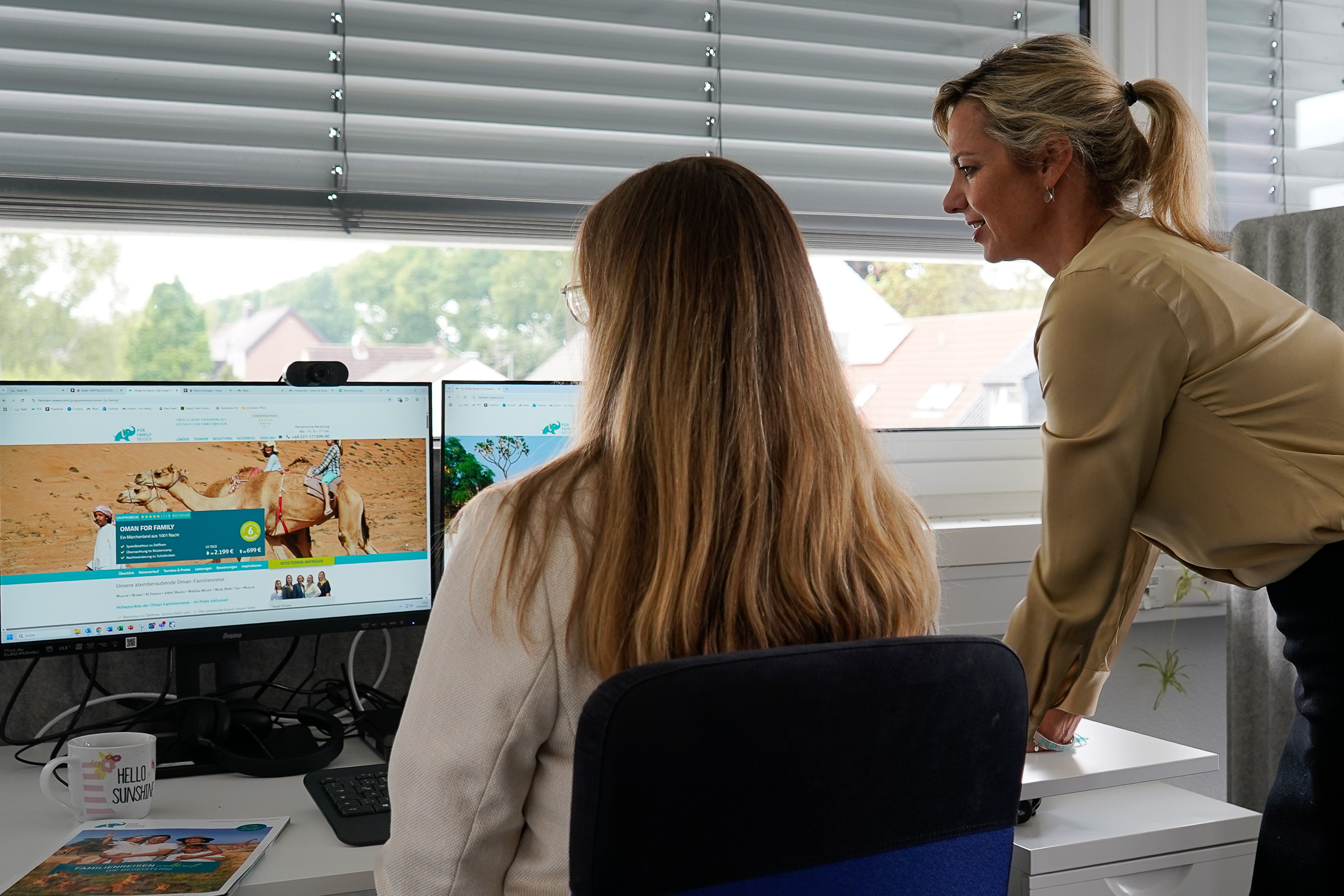 For Family Reisen Stellenangebote - Onboarding - Nadja Albrecht mit Mitarbeiterin am PC