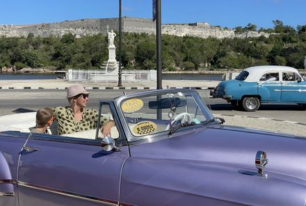 Kuba Familienreise - Kuba Family & Teens - Familie auf Oldtimer-Fahrt durch Havanna