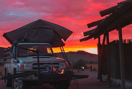 Namibia mit Kindern - Namibia for family individuell Dachzelt - Sossus Oasis Camp Sonnenuntergang