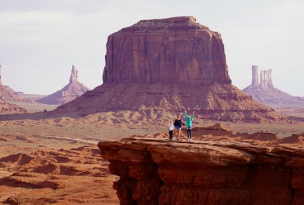 USA Reise mit Kindern Erfahrungen und Tipps - Monument Valley mit Kindern - Familie auf Felsplateau