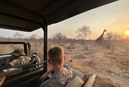 Familienreisen Namibia - Mietwagenreise Namibia for family individuell - Junge bei einer Jeep-Safari