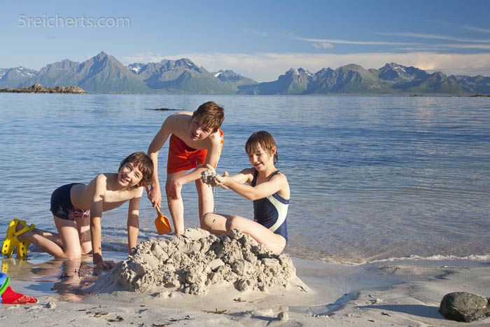 Fernreisen mit Kindern - Sandburgen bauen