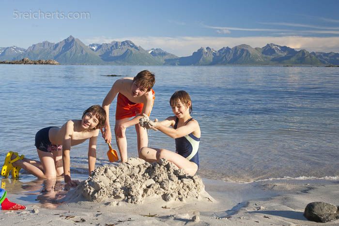 Interview mit Reisejournalistin Gabi Reichert Blog 5 Reicherts - Fernreisen mit Kindern - Sandburgen bauen