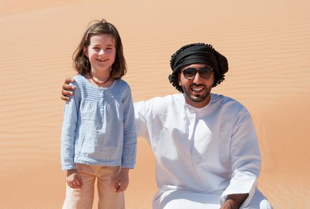 Erfahrung im Oman mit Kindern - Oman Rundreise mit Kindern - Einheimischer mit Kind in der Wüste
