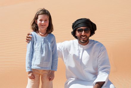 Oman mit Kindern - Oman for family - Beduine und Kind in der Wüste