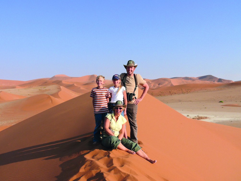 Reiseplanung bei For Family Reisen - Interview mit Gründer Rainer Stoll - Familie Stoll in der Wüste