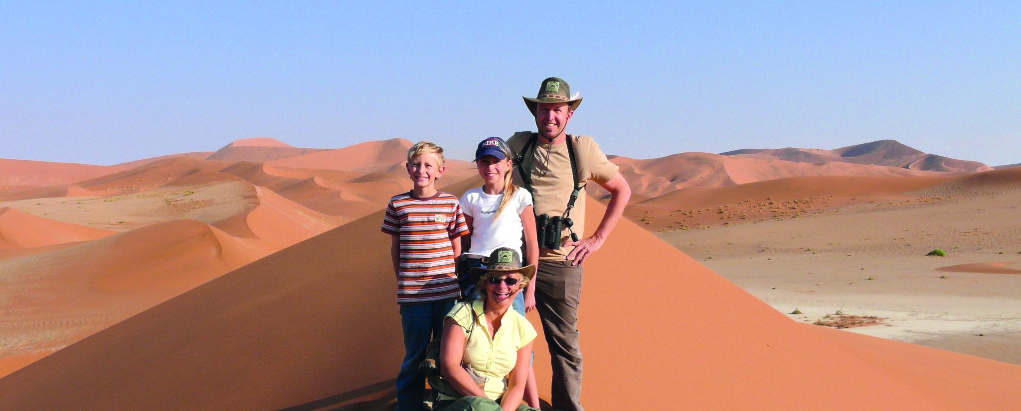 Namibia Familienreise - Familie in den Dünen