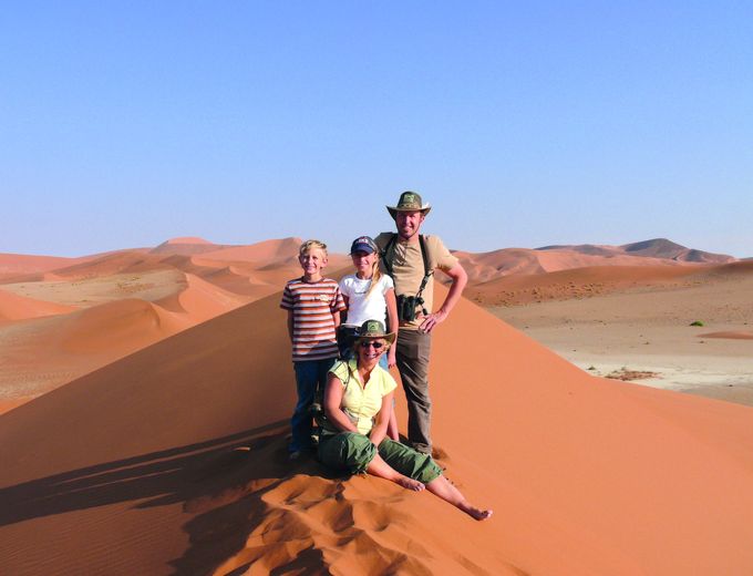 Namibia Familienreise - Familie in den Dünen