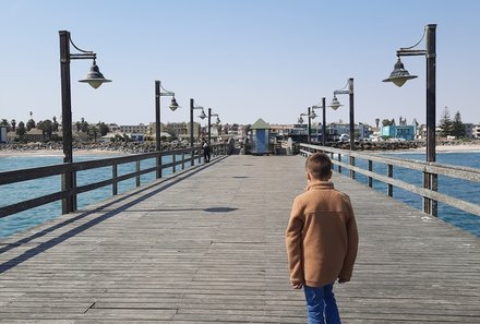 Namibia mit Kindern - Swakopmund - Kind auf der Brücke