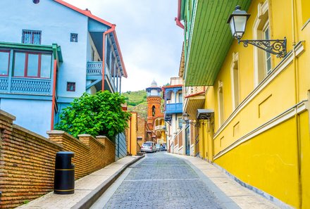 Georgien Familienreise - Georgien individuell - Tiflis bunte Straße