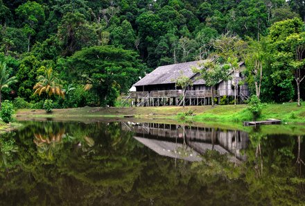 Malaysia mit Teenagern - Kampung Mongkos Langhaus - Außenansicht