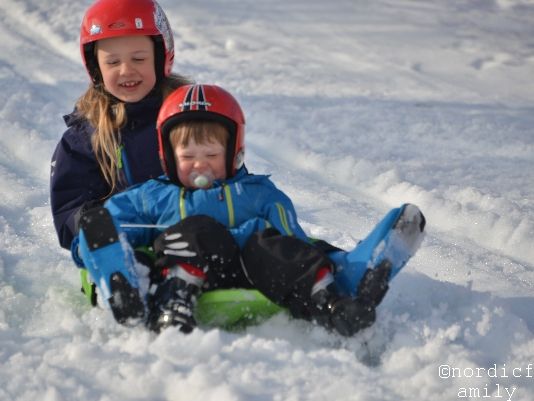 Fernreisen mit Kindern - Merle und Morten haben Spaß im Schnee