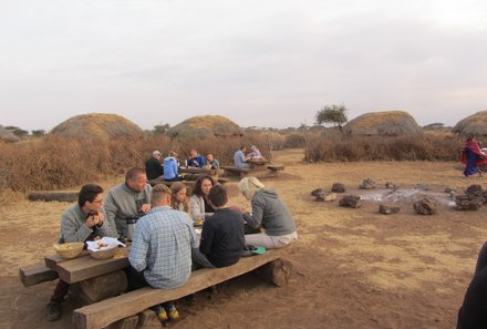 Serengeti mit Kindern individuell - Best of Familiensafari Serengeti - Gruppe beim Essen