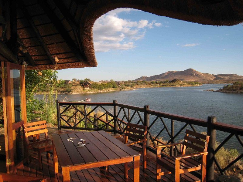 Namibia mit Kindern - Namibia Rundreise mit Kindern - Namibia Lodge mit Kindern - Lake Oanob Resort Ausblick Stausee