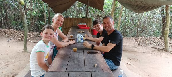 Feedback VNKHFT Osterferien 2023 - Vietnam-Kambodscha Family & Teens individuell - Familie an Picknicktisch