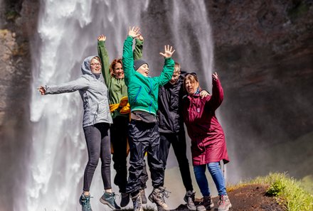 Island Familienreise - Island for family - Familie vor dem Wasserfall Seljalandsfoss