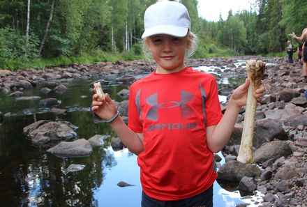 Familienreise Schweden - Schweden for family - Mädchen mit Knochen