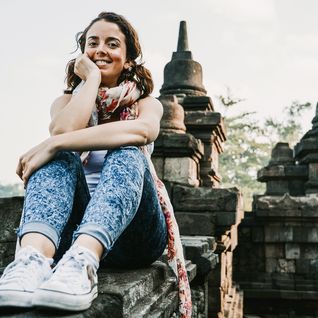 Indonesien Familienreise - Mädchen bei Borobudur-Tempel