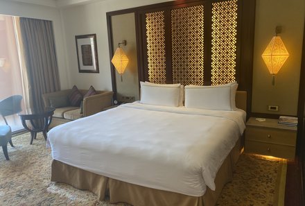 Oman Familienreise mit Kindern deluxe - Shangri-La Al Waha Hotel - Zimmer mit Bett