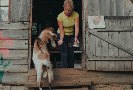 Familienreise Montenegro - Montenegro mit Kindern - Frau füttert Ziege in Katun
