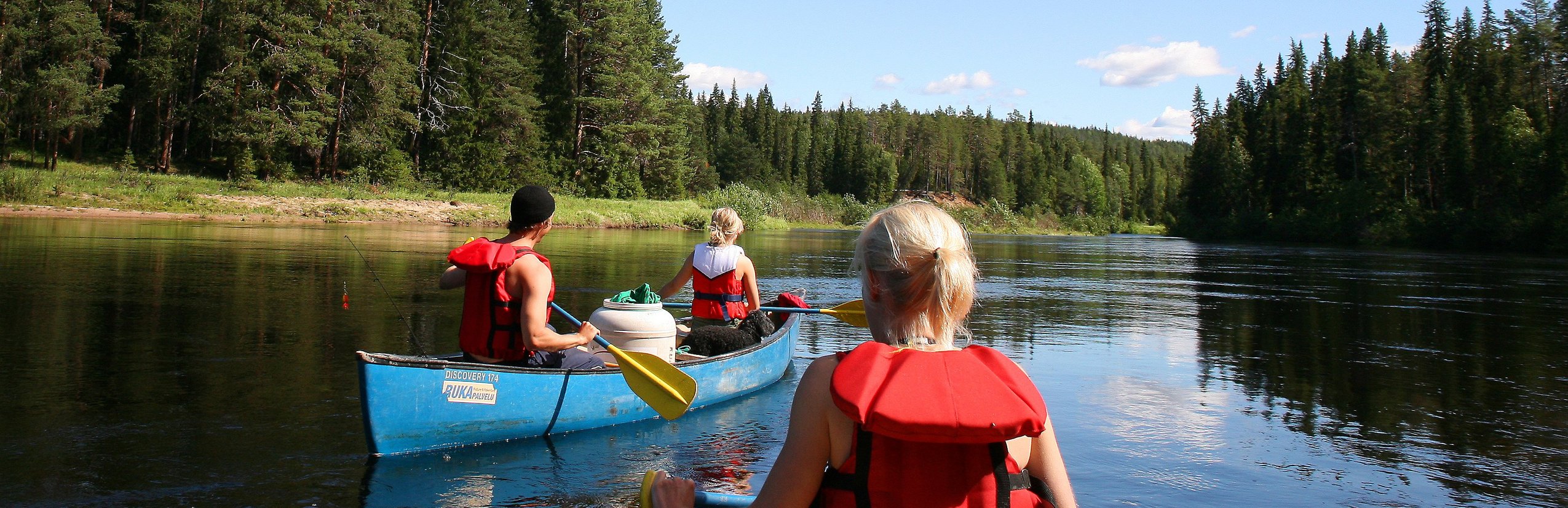 Finnland mit Kindern - Finnland Urlaub mit Kindern - Familienurlaub Finnland - Kids paddeln im Kanu