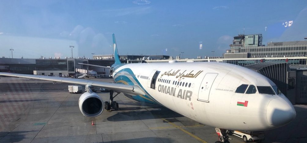 Oman Rundreise mit Kindern - Erfahrungen in Oman mit Kindern - Flugzeug Oman Air