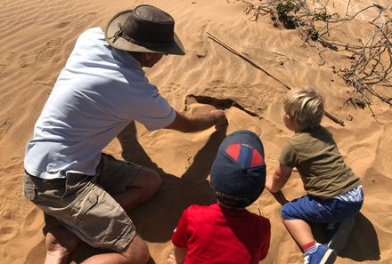 Namibia Familienreise im Mietwagen - Living Desert Tour - Kinder und Guide