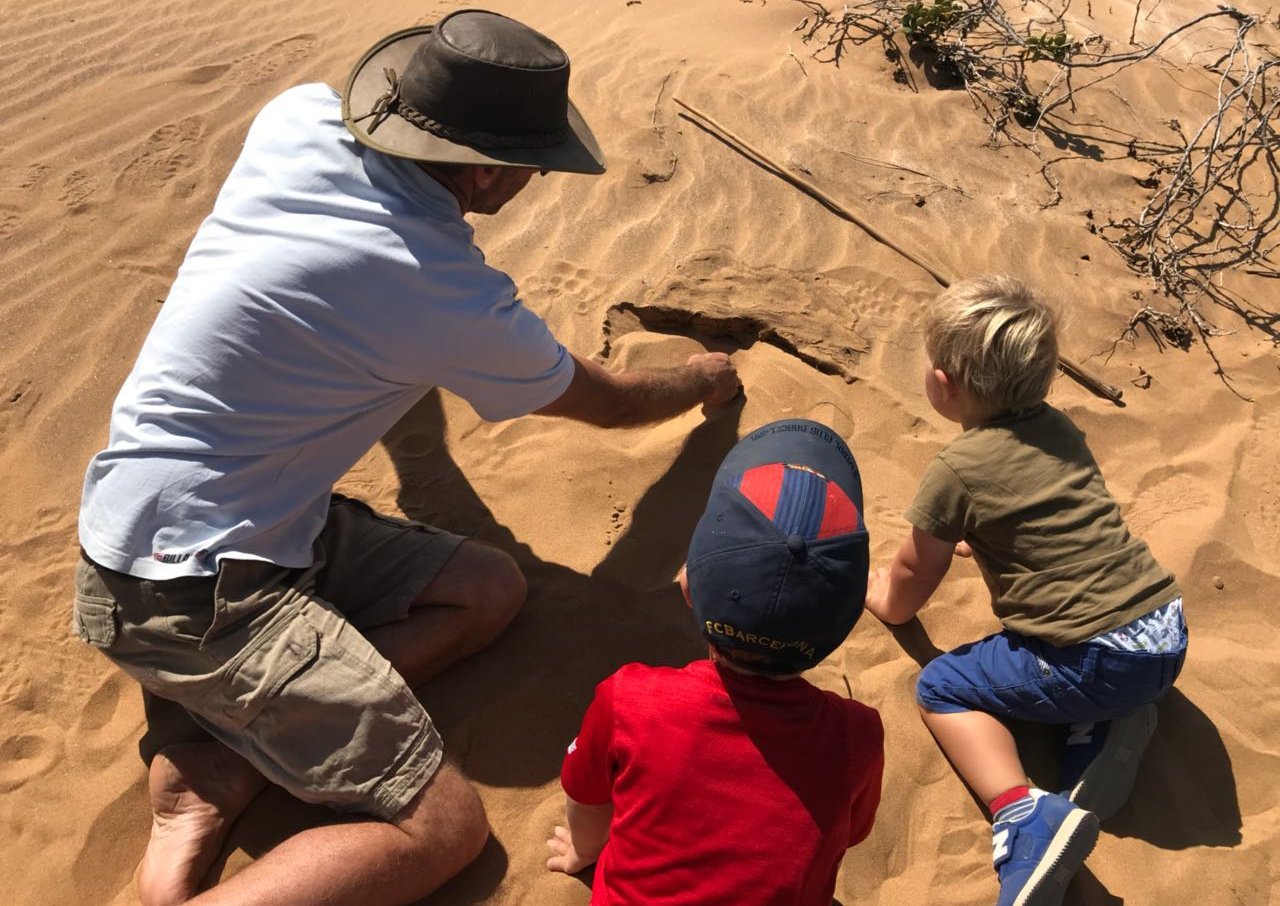 Namibia mit Kindern - Namibia Rundreise mit Kindern - Kleinkinder und Guide auf Living Desert Tour