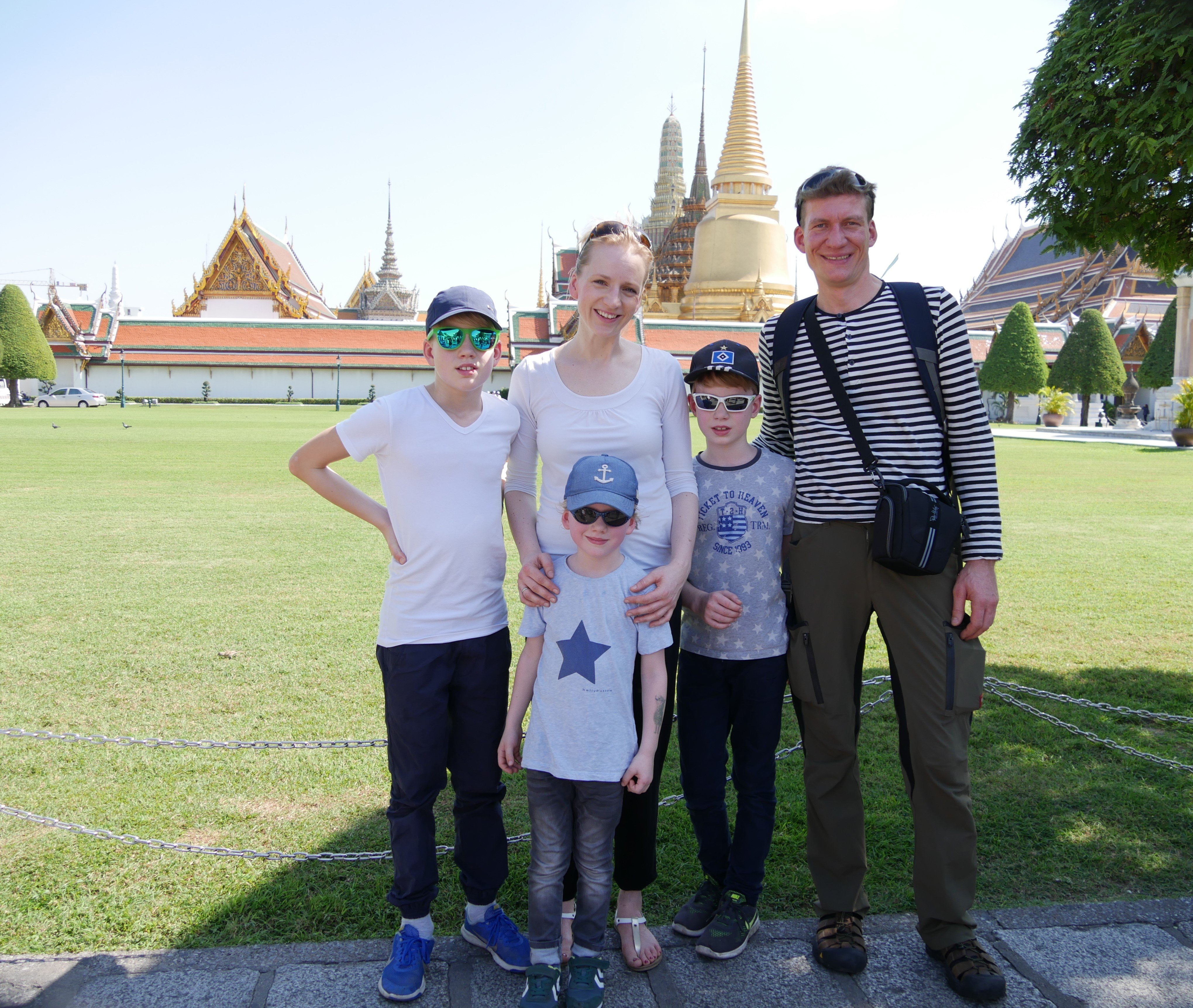 Thailand mit Kindern - Thailand Urlaub mit Kindern - Familie vor dem Königspalast in Bangkok