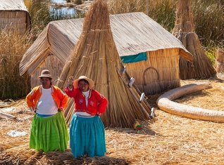 Familienreise_Peru_Titicacasee_Frauen auf Feld